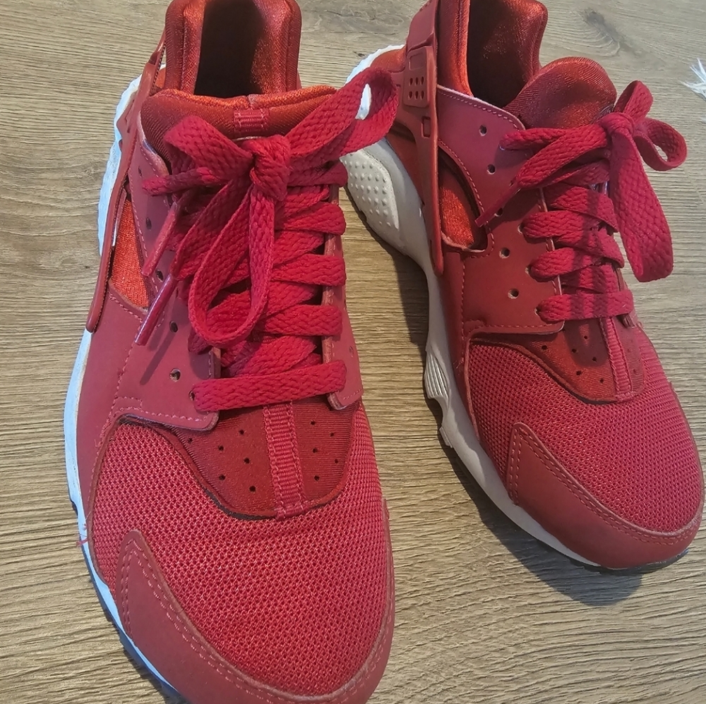 Youth huaraches  size 6Y